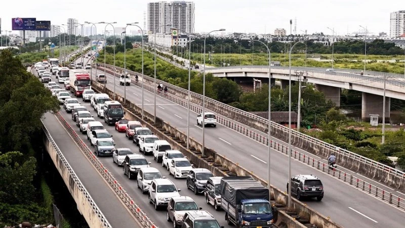 Tình trạng ùn ứ kéo dài trên cao tốc Thành phố Hồ Chí Minh-Long Thành hướng về nút giao An Phú, sáng 3/9.