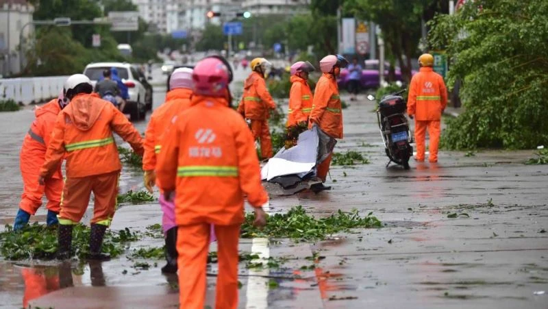 Lực lượng chức năng thu dọn đường phố sau khi siêu bão Yagi quét qua thành phố Hải Khẩu, tỉnh Hải Nam, Trung Quốc vào ngày 6/9. (Ảnh: China Daily) 