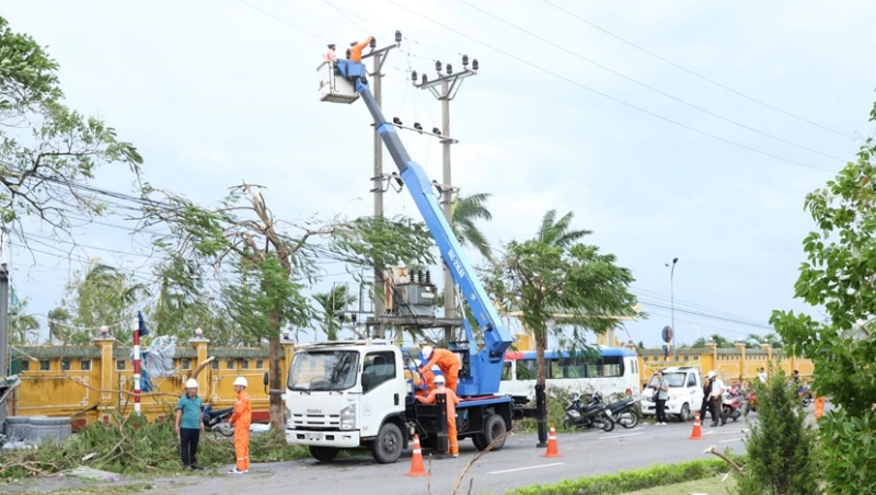 Ngành điện lực Hải Phòng khẩn trương khắc phục các sự cố để cấp điện trở lại cho khách hàng, sáng 8/9. (Ảnh: EVN) 