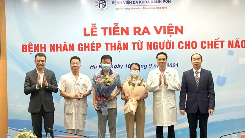 Đại diện Bộ Y tế, Sở Y tế Hà Nội và Bệnh viện đa khoa Xanh Pôn chúc mừng hai bệnh nhân được ghép thận.