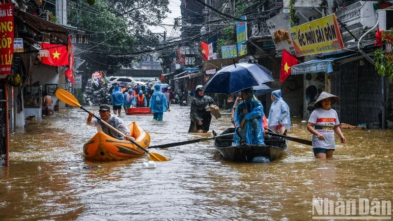 Mực nước sông Hồng lên cao khiến một số phường ngoài đê ở Hà Nội bị ngập. (Ảnh: THÀNH ĐẠT)