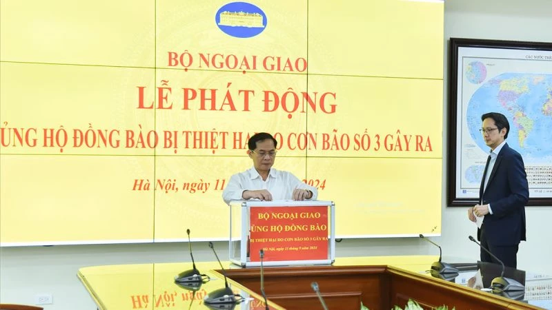 Phó Thủ tướng, Bộ trưởng Ngoại giao Bùi Thanh Sơn và các lãnh đạo, cán bộ, công chức, viên chức, người lao động trong Bộ Ngoại giao quyên góp ủng hộ đồng bào bị thiệt hại do bão lũ.