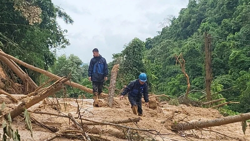 Nhân viên kỹ thuật VNPT Lào Cai đi kiểm tra kịp thời sửa chữa hạ tầng bị sạt lở, đứt cáp, bảo đảm liên lạc cho khách hàng tại xã Nậm Tha, huyện Văn Bàn, tỉnh Lào Cai.