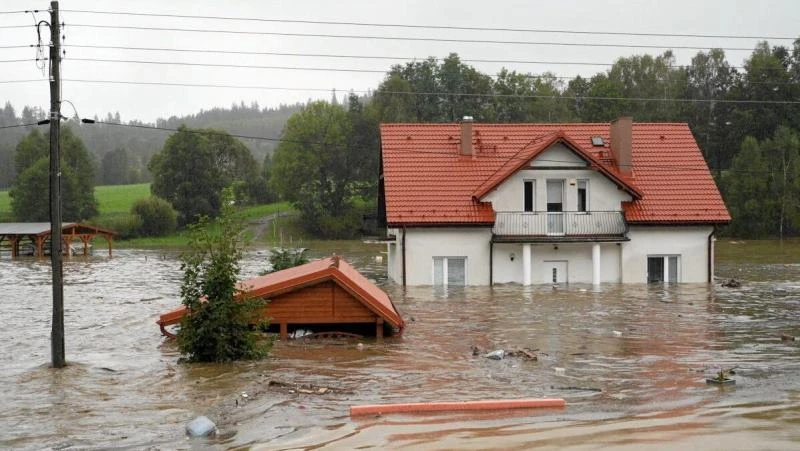 Một ngôi nhà bị ngập khi nước sông Biala Ladecka tràn vào khu vực Ladek-Zdroj ở Klodzko, Ba Lan, ngày 15/9/2024. (Ảnh: Agencja Wyborcza.pl/Reuters) 