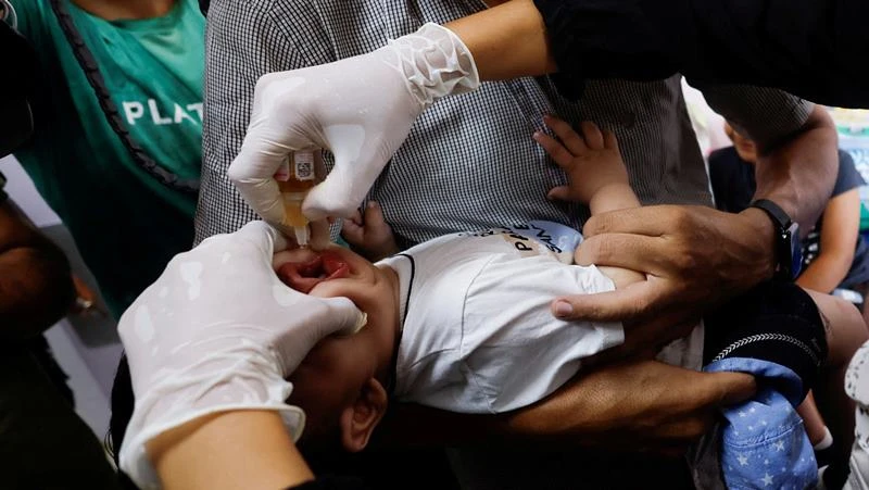 Trẻ em Palestine được tiêm vaccine phòng bệnh bại liệt tại bệnh viện Nasser ở Khan Younis, phía nam Dải Gaza, ngày 31/8/2024. (Ảnh minh họa: Reuters)