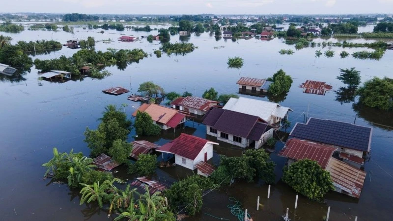 Nhiều ngôi nhà tại bản Hatkanxa, quận Hadxaifong, thủ đô Vientiane (Lào) bị ngập. (Ảnh: TTXVN) 