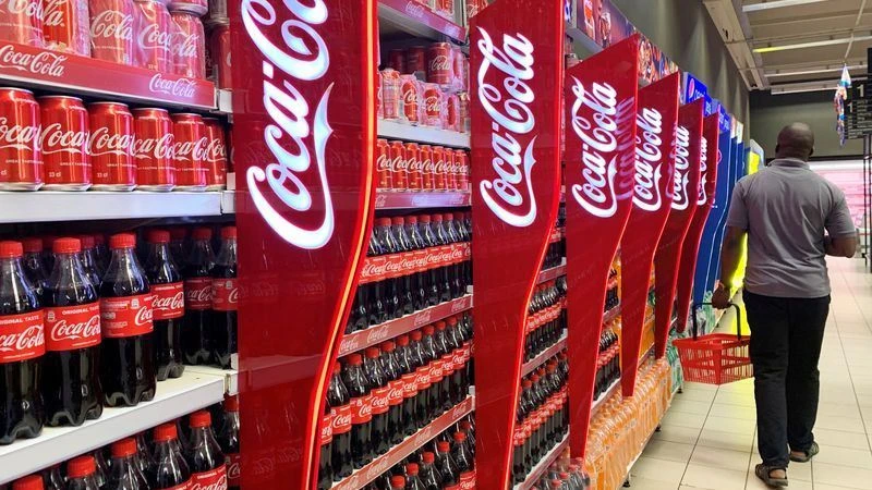 Các sản phẩm đồ uống của Coca-Cola bày bán tại một trung tâm thương mại ở Lagos, Nigeria. (Ảnh: Reuters) 