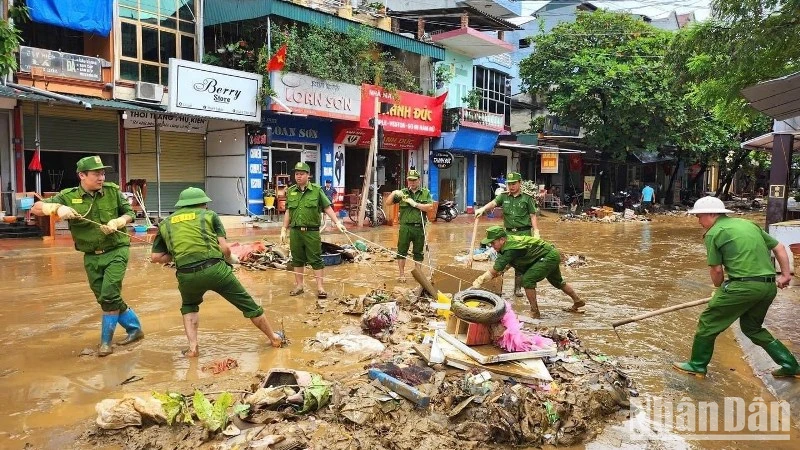 Các lực lượng tham gia hỗ trợ người dân Tuyên Quang dọn vệ sinh, rác thải, bùn đất sau khi siêu bão Yagi đi qua để sớm quay lại với cuộc sống thường nhật. (Ảnh: HẢI CHUNG) 