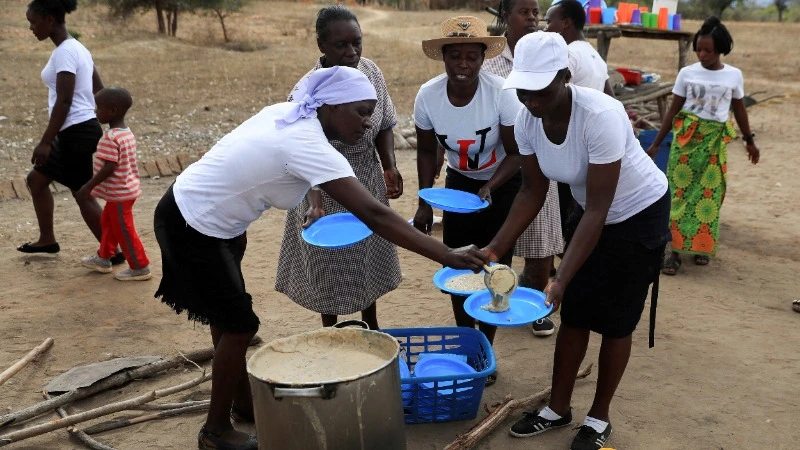 Phục vụ cháo truyền thống tại vùng nông thôn Kotwa ở Mudzi, Zimbabwe, ngày 2/7/2024. (Ảnh: Reuters) 