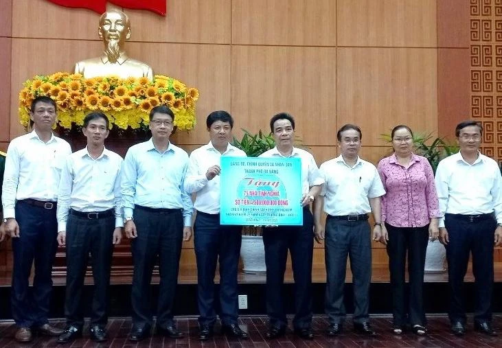 Thành phố Đà Nẵng tặng tỉnh Quảng Nam 75 căn nhà tình nghĩa.