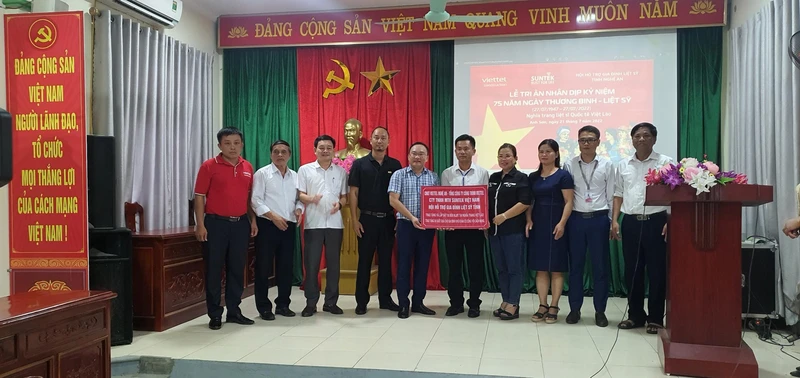  Đại diện Công ty Suntek Việt Nam, Tổng Công ty Công trình Viettel trao quà cho các gia đình có công huyện Anh Sơn (Nghệ An).
