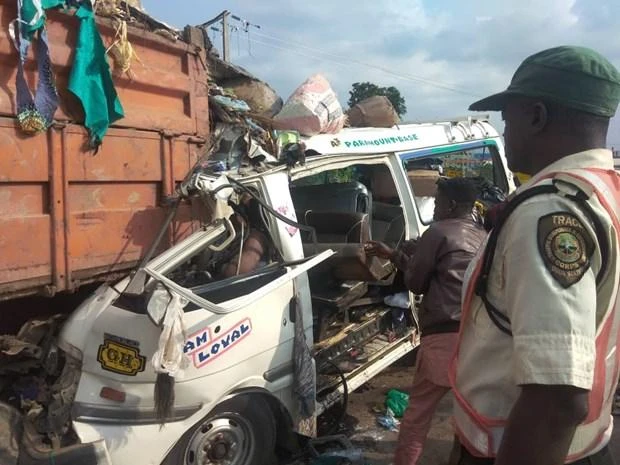 Hiện trường một vụ tai nạn giao thông tại Nigeria. (Nguồn: tvcnews.tv)