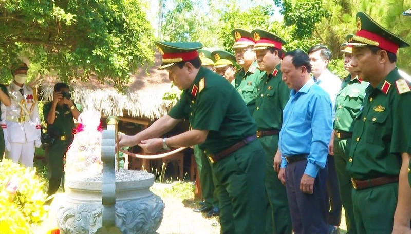 Đại tướng Lương Cường và các đại biểu dâng hương viếng mộ Đại tướng Võ Nguyên Giáp.