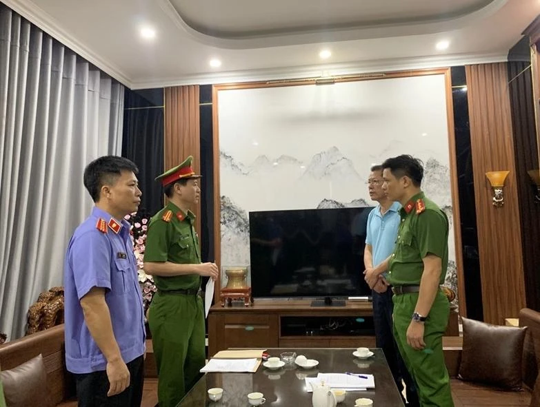 Đại diện cơ quan chức năng thi hành lệnh bắt bị can Nguyễn Bá Hùng.