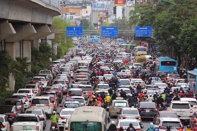 Giao thông khá lộn xộn, thường xuyên ùn tắc trên đường Nguyễn Trãi.