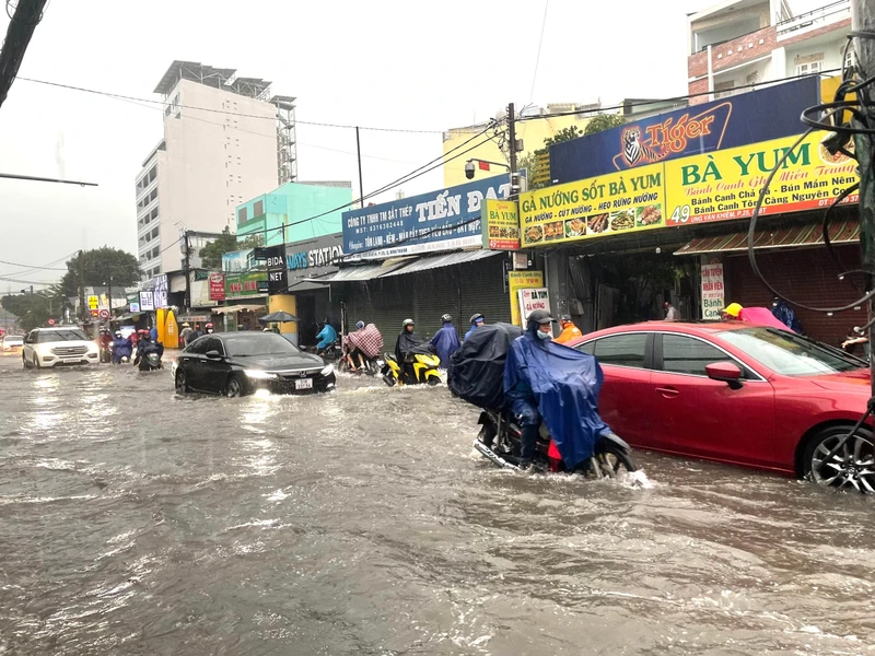 Khu vực đường Ung Văn Khiêm, quận Bình Thạnh ngập nặng khiến người đi đường vất vả, giao thông tê liệt.