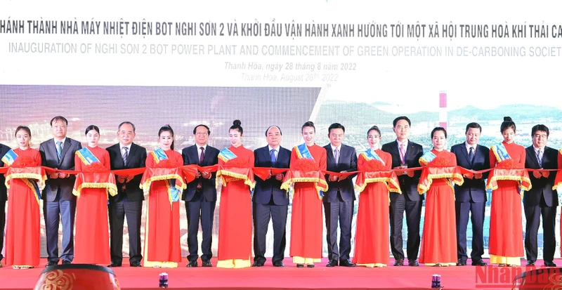 Chủ tịch nước Nguyễn Xuân Phúc và các đại biểu cắt băng khánh thành Nhà máy nhiệt điện BOT Nghi Sơn 2.