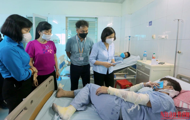 Chủ tịch UBND tỉnh Bắc Ninh Nguyễn Hương Giang động viên, thăm hỏi các nạn nhân trong vụ nổ đang điều trị tại Bệnh viện đa khoa tỉnh Bắc Ninh.