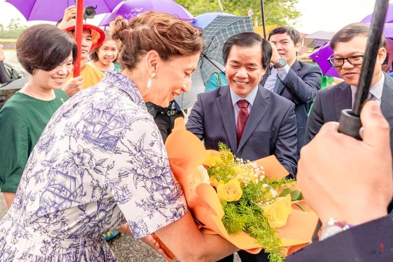 Chủ tịch UBND tỉnh Nguyễn Văn Phương tiếp Đoàn và tặng hoa cho bà Audrey Azoulay tại Đại nội Huế. (Ảnh: Bảo Minh)