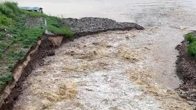 Mưa lũ đang gây sạt lở tại chân cầu Đen từ suối Chăm đổ ra sông Đà.