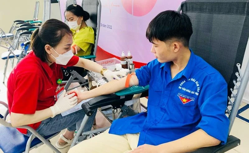 Sinh viên Thủ đô hiến máu tình nguyện tại Ngày hội.