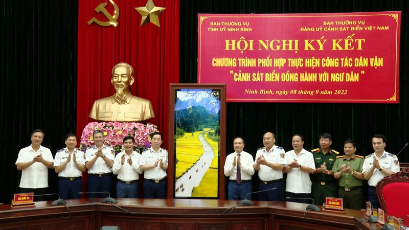 Lễ ký Chương trình phối hợp Cảnh sát biển Việt Nam và Tỉnh ủy Ninh Bình.