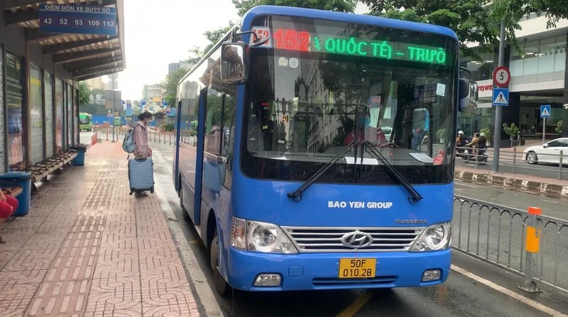 Tuyến xe buýt 152 được bố trí đón khách tại làn B ga quốc nội, sân bay Tân Sơn Nhất đã tạo điều kiện cho hành khách tiếp cận xe buýt dễ dàng hơn.