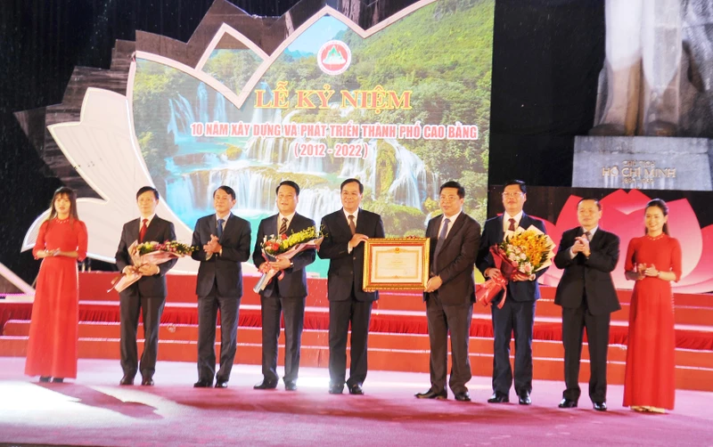Các đồng chí Thường trực Tỉnh ủy Cao Bằng trao Bằng khen của Thủ tướng Chính phủ cho nhân dân và cán bộ thành phố Cao Bằng.