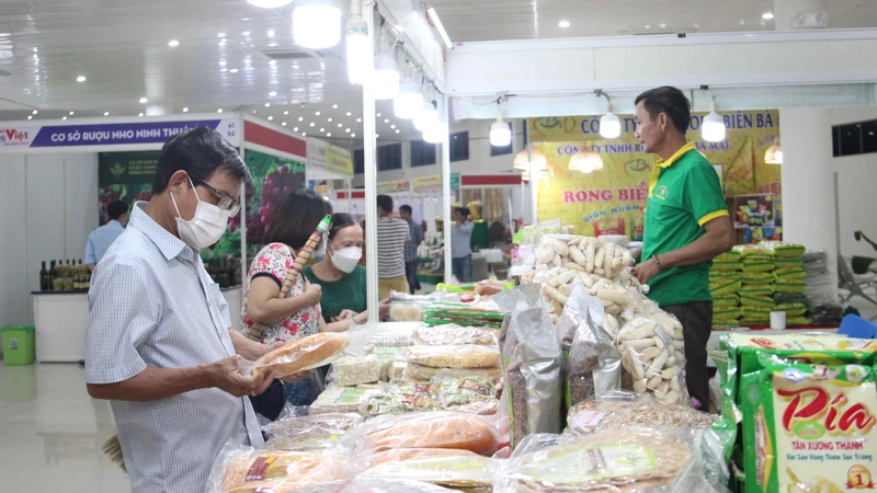 Khách tham quan, mua sắm tại hội chợ.