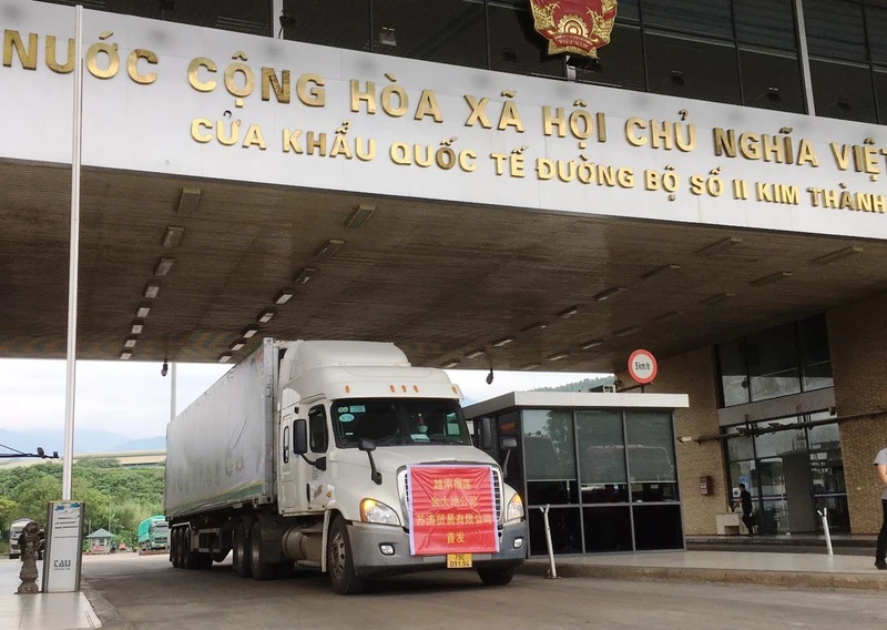 Chuyến xe đầu tiên chở hơn 17 tấn quả sầu riêng tươi thông quan qua Cửa khẩu đường bộ Kim Thành (Lào Cai) xuất khẩu sang Hà Khẩu (Trung Quốc).