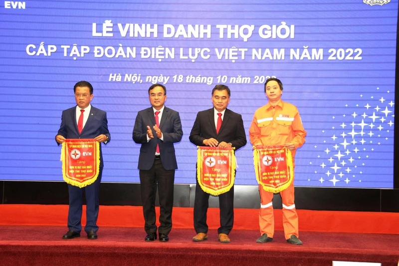 Tổng giám đốc EVNCPC Ngô Tấn Cư (ngoài cùng bên trái) nhận Cờ các đơn vị đạt giải Nhất Hội thi thợ giỏi năm 2022