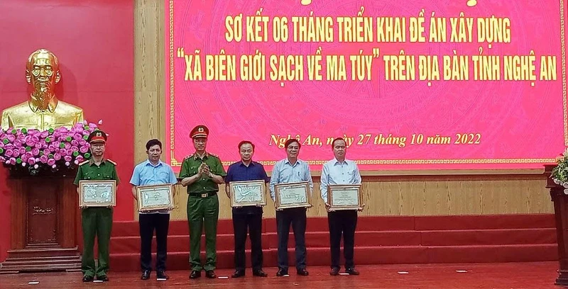 Trung tướng Nguyễn Duy Ngọc, Thứ trưởng Bộ Công an tặng bằng khen cho các tập thể đạt thành tích xuất sắc trong thực hiện Đề án xây dựng “Xã biên giới sạch về ma túy".