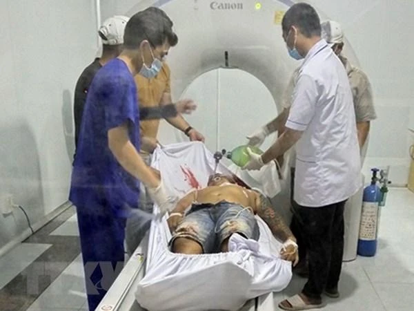 Các nạn nhân được cấp cứu tại Trung tâm Y tế thành phố Phú Quốc. (Ảnh: TTXVN)