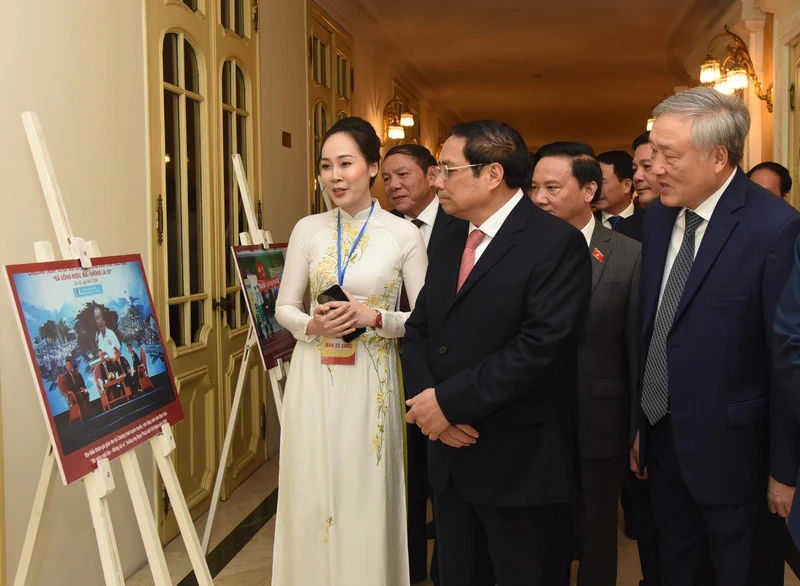 Thủ tướng Phạm Minh Chính và các đồng chí lãnh đạo Đảng, Nhà nước tham quan triển lãm ảnh.