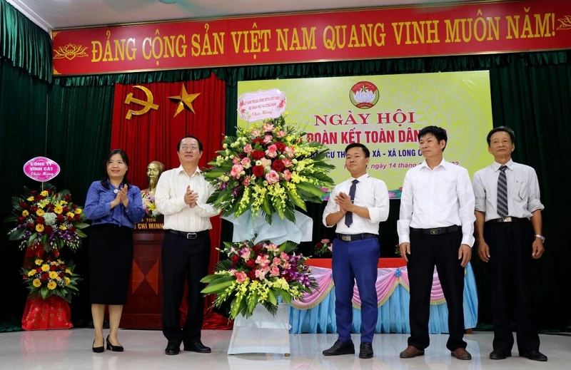 Bộ trưởng Khoa học và Công nghệ Huỳnh Thành Đạt (thứ 2 từ trái sang) tặng hoa chúc mừng cán bộ và nhân dân thôn Ngô Xá, xã Long Châu, huyện Yên Phong, tỉnh Bắc Ninh.