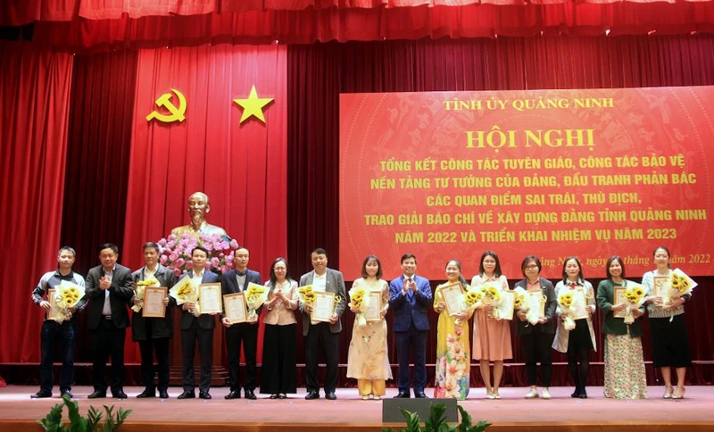 Ban tổ chức trao Giải C cho các tác giả, nhóm tác giả đạt Giải Búa liềm vàng tỉnh Quảng Ninh lần thứ III năm 2022.