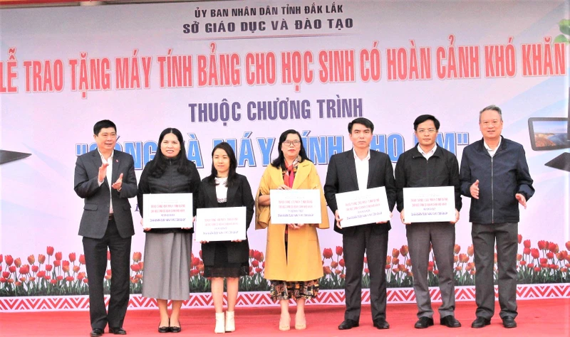 Giám đốc Sở Giáo dục và Đào tạo tỉnh Đắk Lắk Phạm Đăng Khoa trao tặng máy tính bảng cho đại diện các trường học.