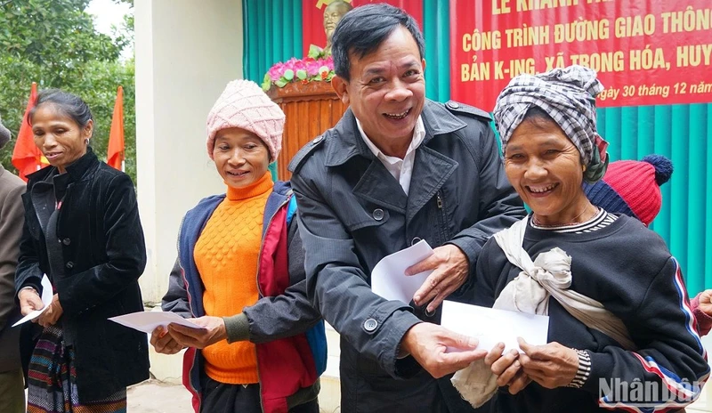 Đại diện lãnh đạo Ban Dân vận Tỉnh ủy Quảng Bình tặng quà Tết cho đồng bào ở xã Trọng Hóa, huyện Minh Hóa.