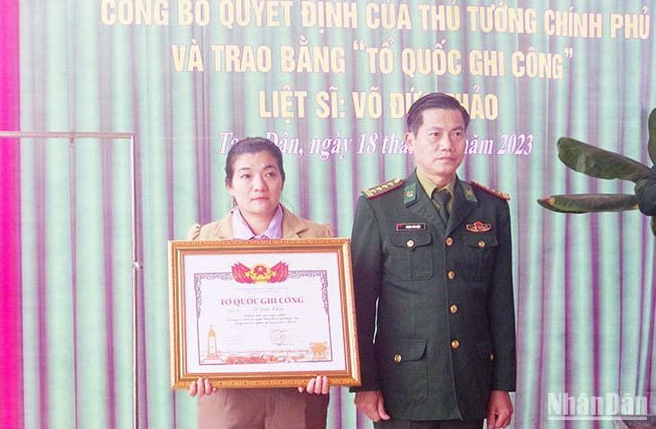 Lãnh đạo Bộ đội Biên phòng Quảng Nam trao Bằng “Tổ quốc ghi công” cho gia đình liệt sĩ Võ Đức Thảo. 