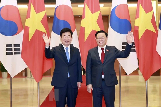 Chủ tịch Quốc hội Vương Đình Huệ và Chủ tịch Quốc hội Hàn Quốc Kim Jin-pyo chụp ảnh chung. (Ảnh: Doãn Tấn/TTXVN).