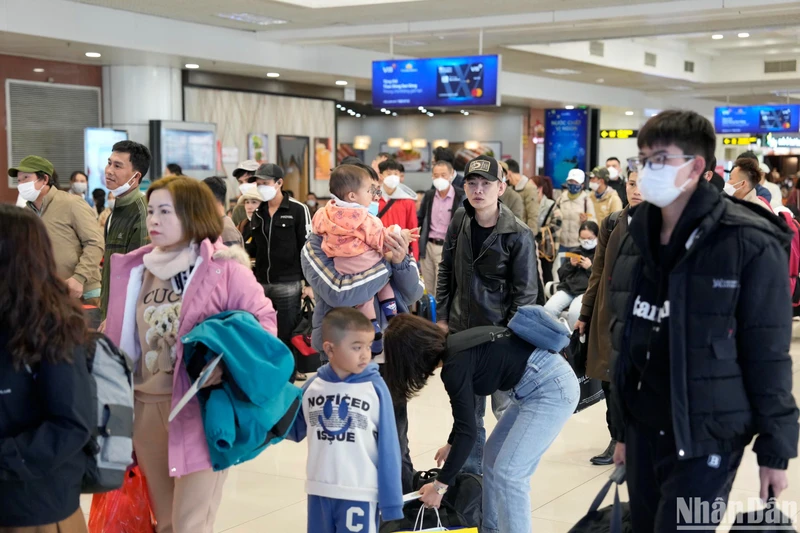 Ngày mồng 4 Tết, sản lượng khách qua sân bay Nội Bài đạt khoảng 80 nghìn lượt.