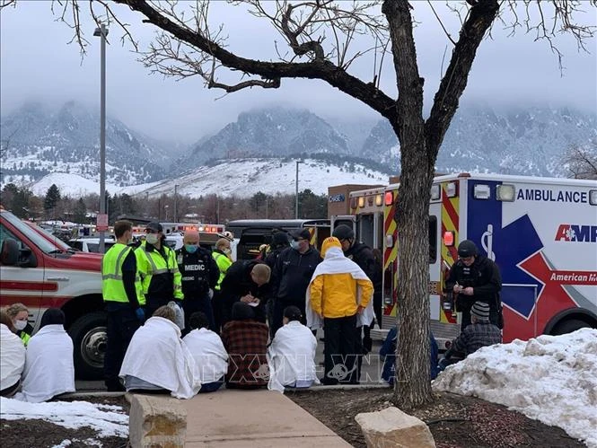 Cảnh sát hỗ trợ người dân tại hiện trường vụ xả súng ở siêu thị King Soopers thuộc Boulder, Colorado, Mỹ, ngày 22/3/2021. (Ảnh minh họa: New York Times/TTXVN)