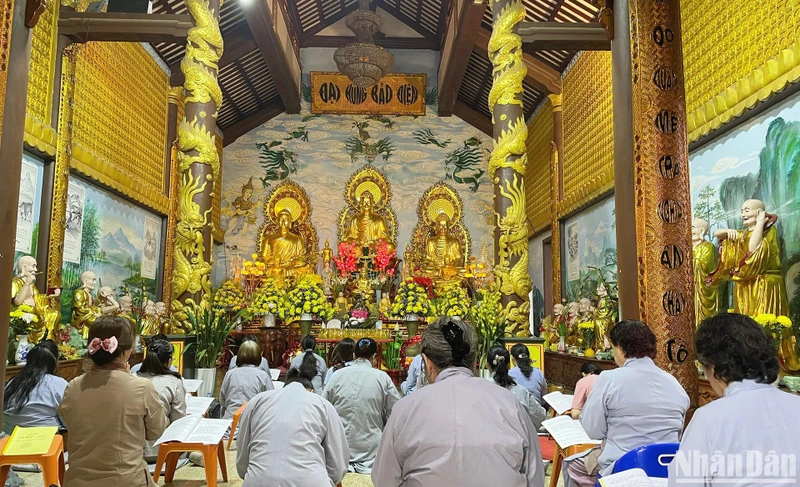 Lễ cầu an tại chùa Phật Tích ở thủ đô Vientiane, Lào. (Ảnh: Hải Tiến)