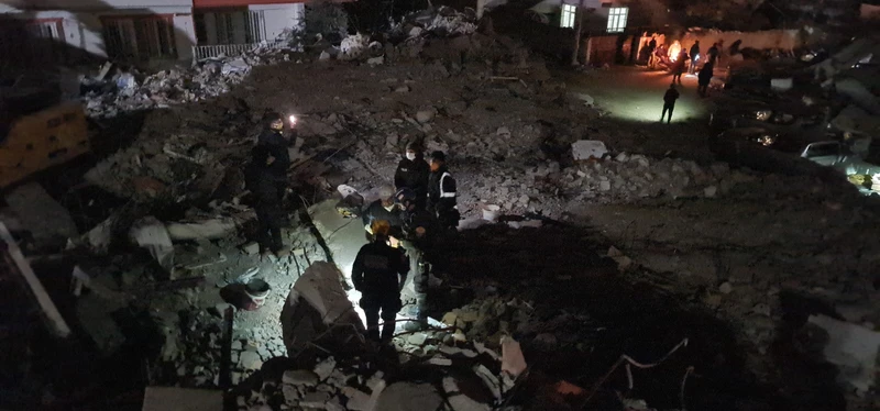 Lực lượng cứu hộ Việt Nam chạy đua với thời gian để tìm kiếm các nạn nhân của vụ động đất lịch sử tại Thổ Nhĩ Kỳ. (Ảnh: Cục Cảnh sát Phòng cháy chữa cháy và Cứu nạn, cứu hộ)