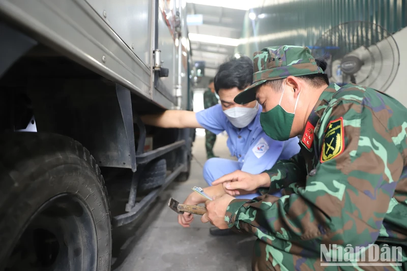 Lực lượng quân đội hỗ trợ công tác đăng kiểm tại Hà Nội.