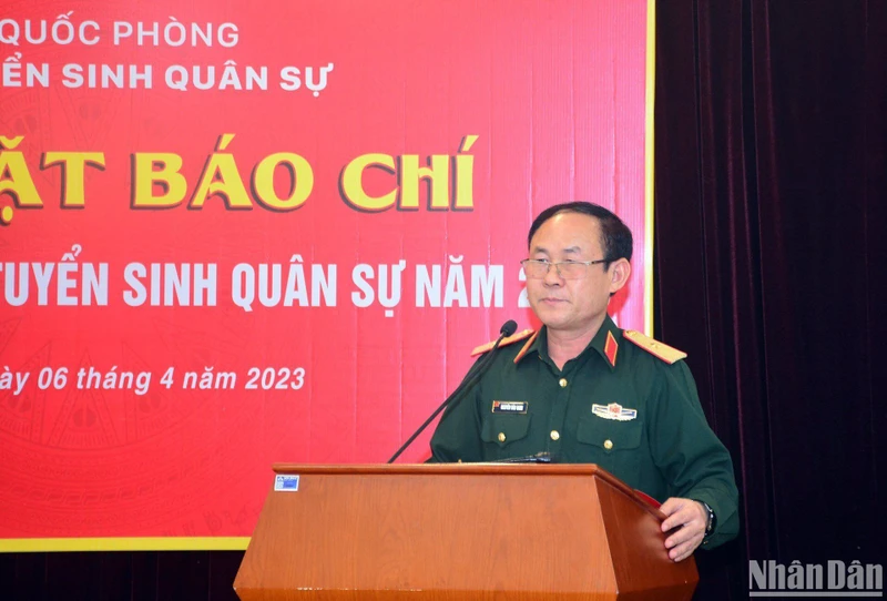 Thiếu tướng, Tiến sĩ Nguyễn Văn Oanh phát biểu tại buổi gặp mặt.