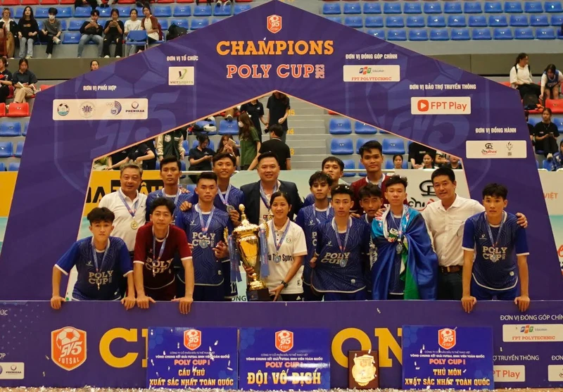 Đội bóng đến từ TP Hồ Chí Minh nhận Cúp vô địch.