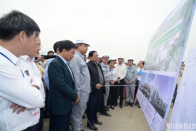 Thủ tướng Phạm Minh Chính thị sát, kiểm tra công trường đầu tư, xây dựng mở rộng, cải tạo Cảng hàng không Điện Biên Phủ.