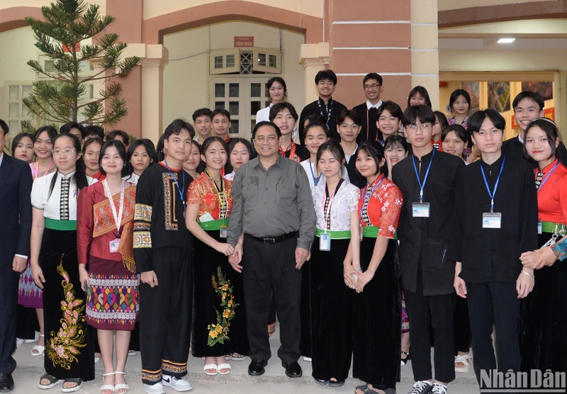 Thủ tướng Phạm Minh Chính và các đồng chí lãnh đạo chụp ảnh lưu niệm với các học sinh Trường Phổ thông dân tộc nội trú tỉnh Điện Biên.