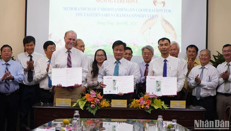 Ký kết biên bản ghi nhớ về việc hợp tác bảo tồn sếu đầu đỏ giữa Ủy ban nhân dân tỉnh Đồng Tháp, Hội Sếu Quốc tế, Hiệp hội Vườn thú Việt Nam.